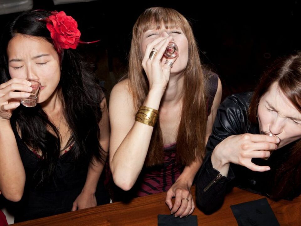 Pour lutter contre l'alcoolisme, une femme doit annuler des relations avec des amis buvants