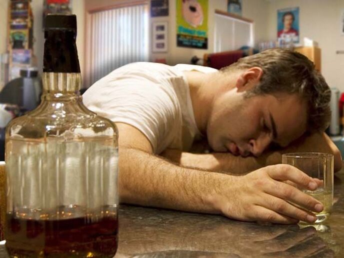 Un homme boit de l'alcool, comment le faire arrêter