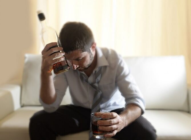 un homme qui boit de l'alcool comment arrêter