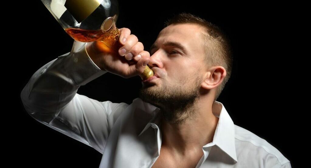 L'homme boit du whisky quelles sont les conséquences